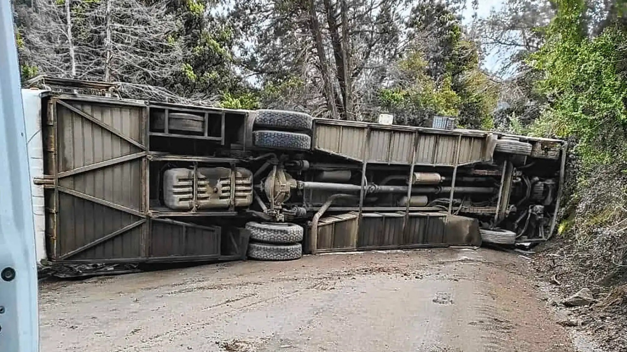 Accidente en la Patagonia: un micro con 44 pasajeros volcó en Villa Traful