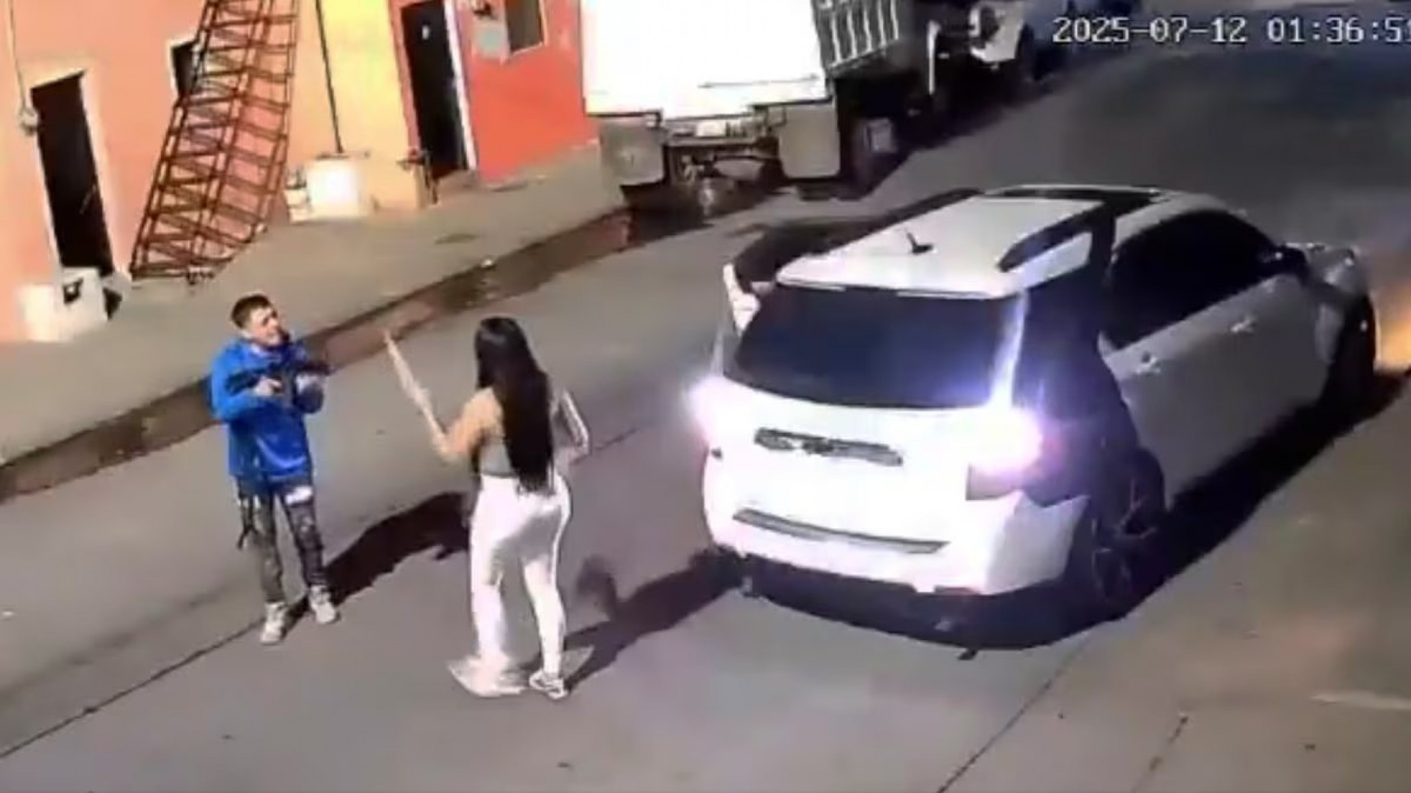 Imágenes sensibles: Discutió con su ex y la asesinó con un fusil de asalto en plena vía pública