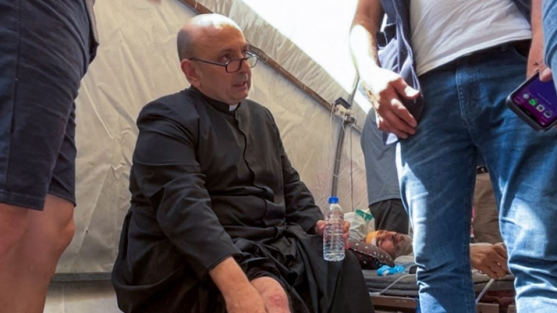 Israel bombardeó la única iglesia católica en Gaza y un sacerdote argentino fue herido