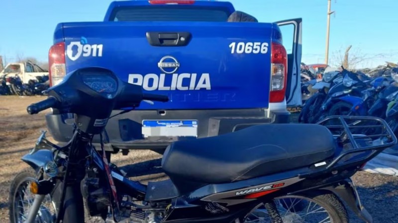 Insólito: lo asistieron tras un choque y descubrieron que la moto era robada