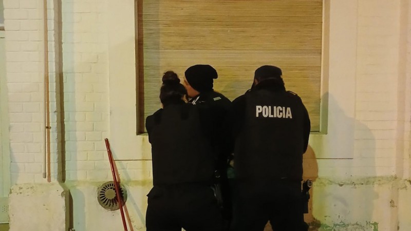 Un hombre ingresó a la vivienda de su expareja y amenazó con un cuchillo a un compañero de trabajo de ella