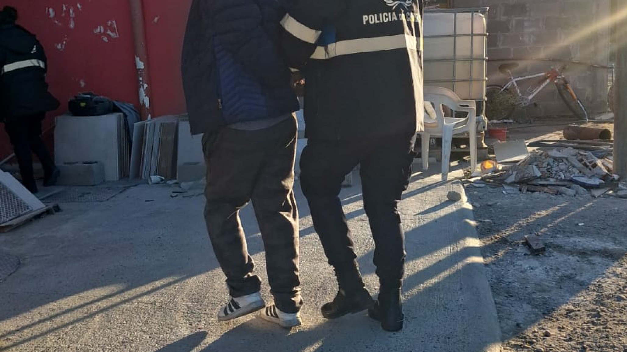 Alcoholizado fue a molestar a su expareja a su trabajo y le pegó a un oficial