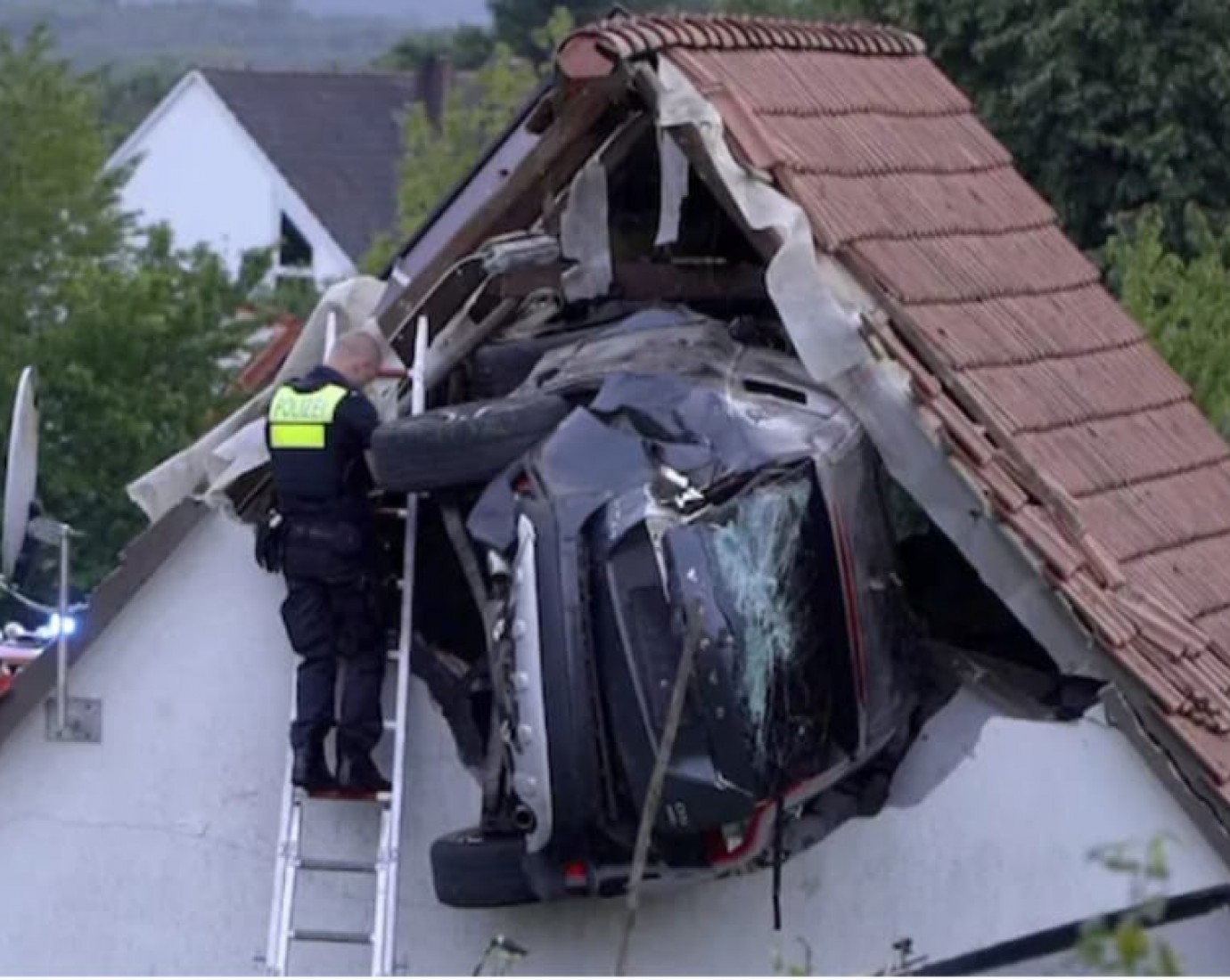 Atropelló a un niño que jugaba en un trampolín y terminó incrustado en el techo de un granero