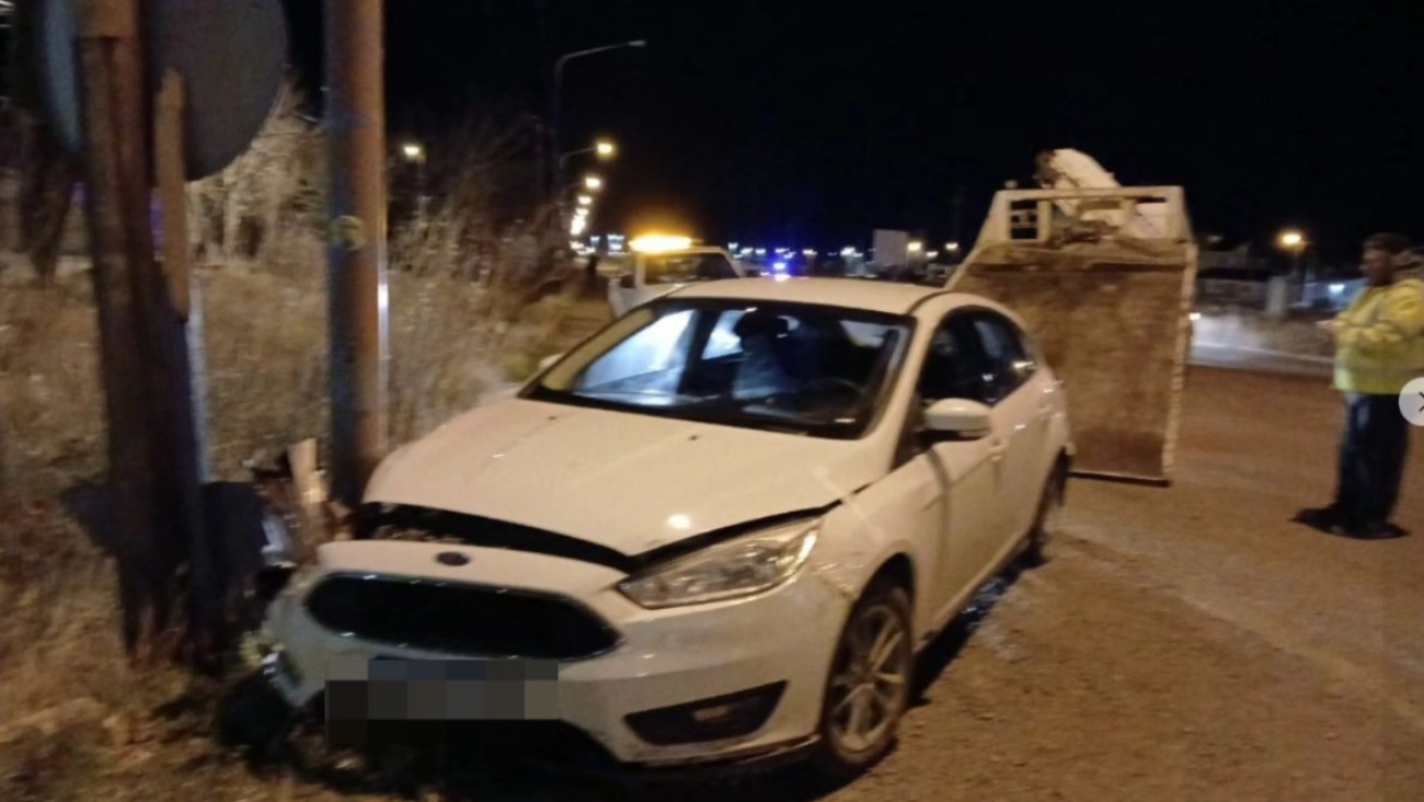 Tenía 2.06 de alcohol en sangre y chocó contra una palma y un cartel