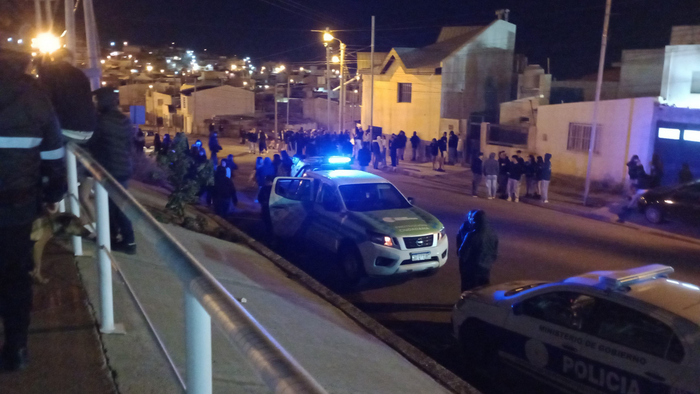 Hallaron tres facas tras desactivar una fiesta clandestina con más de 100 jóvenes