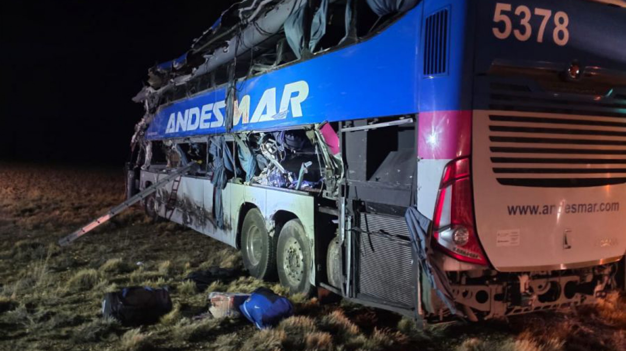 Ya son cuatro los muertos por el choque entre un micro y un camión en la Ruta 3