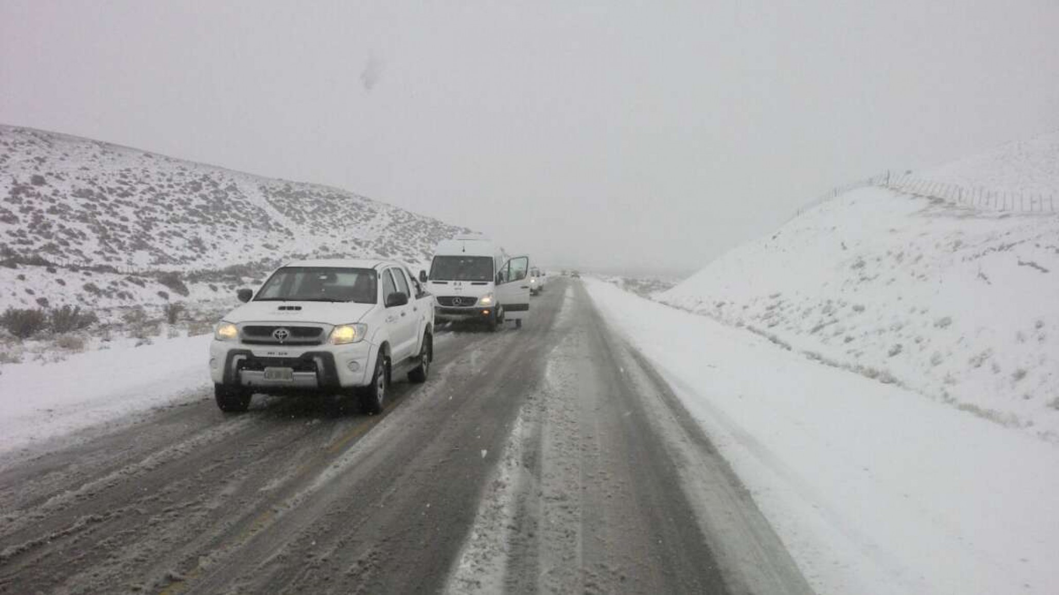 Bomberos advierten: "Evitar salir si no es necesario y manejar con cadenas en caso de hielo"