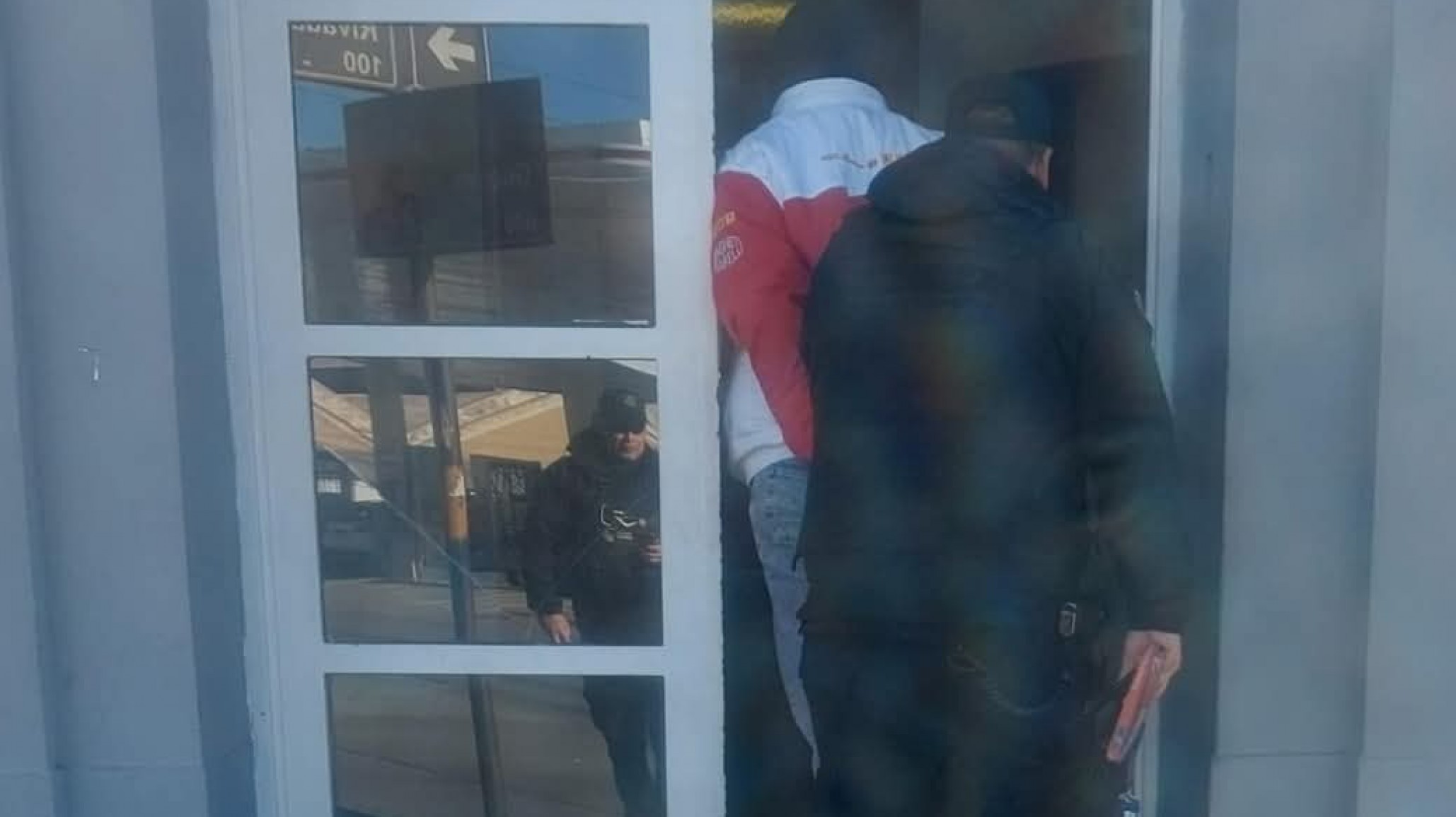 Su ex pareja lo denunció por violar la perimetral y lo detuvieron en una garita de colectivos