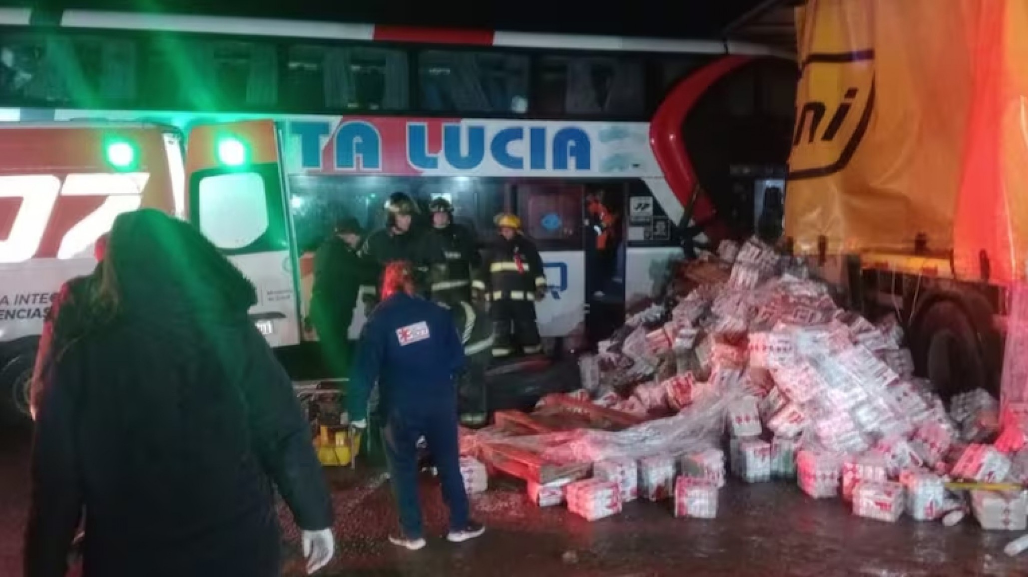 Tragedia en Santa Fe: tres muertos y 17 heridos tras el choque entre un micro y un camión
