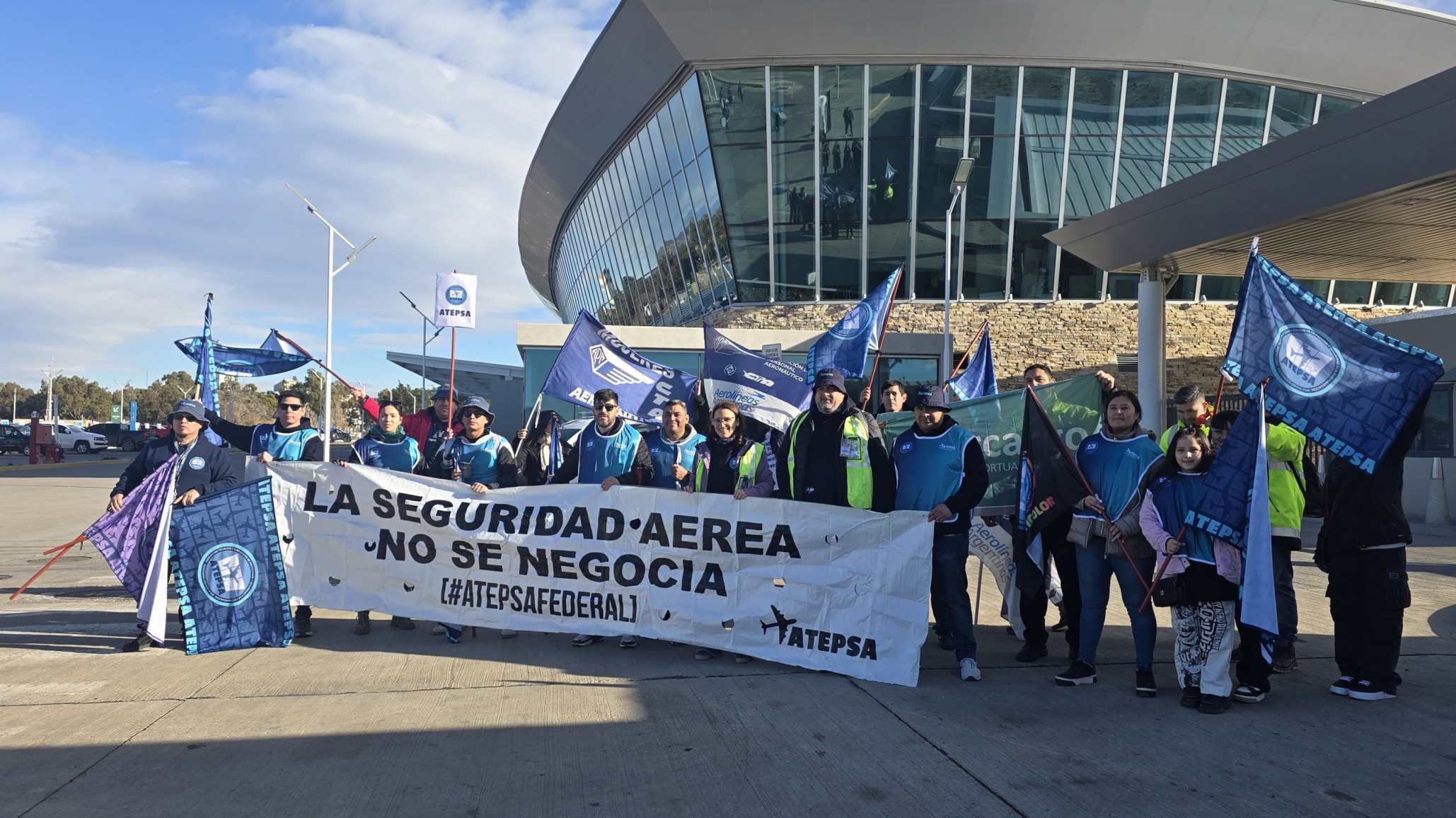 Trabajadores de navegación aérea reclaman por despidos y 11 meses sin aumento salarial
