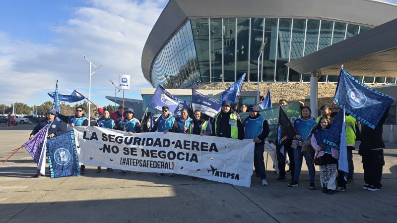 Trabajadores de navegación aérea reclaman por despidos y 11 meses sin aumento salarial