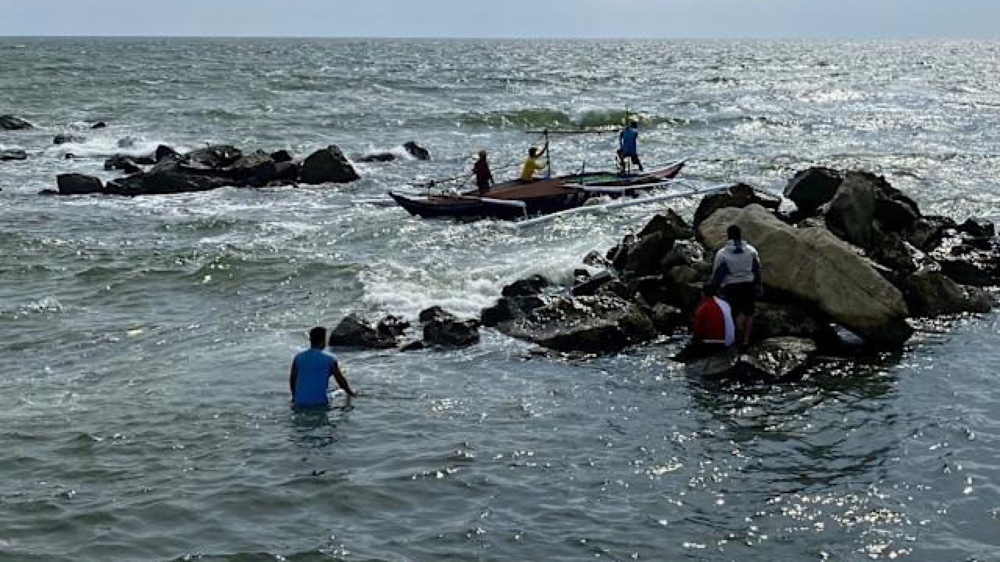 Alerta de tsunami para zonas costeras de Filipinas: "podría no ser la más grande y estas olas podrían continuar durante horas"