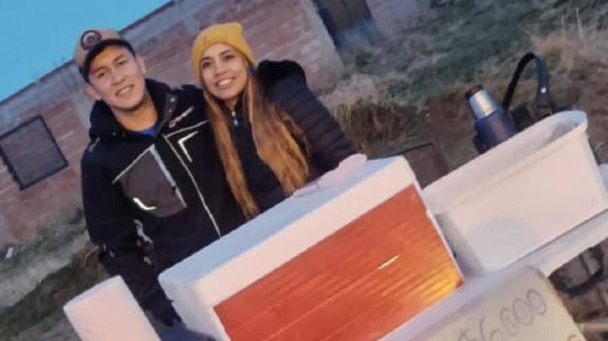 Solidaridad sobre la ruta 26: ex trabajador petrolero vende tortas fritas para los "viejitos" del campo