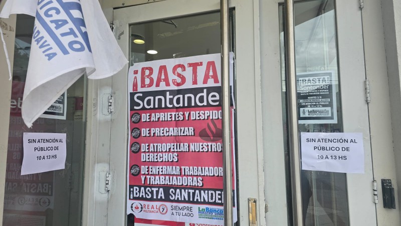 Bancarios de Comodoro protestan por despidos en el Santander: "Detrás de cada trabajador hay una familia que mantener"