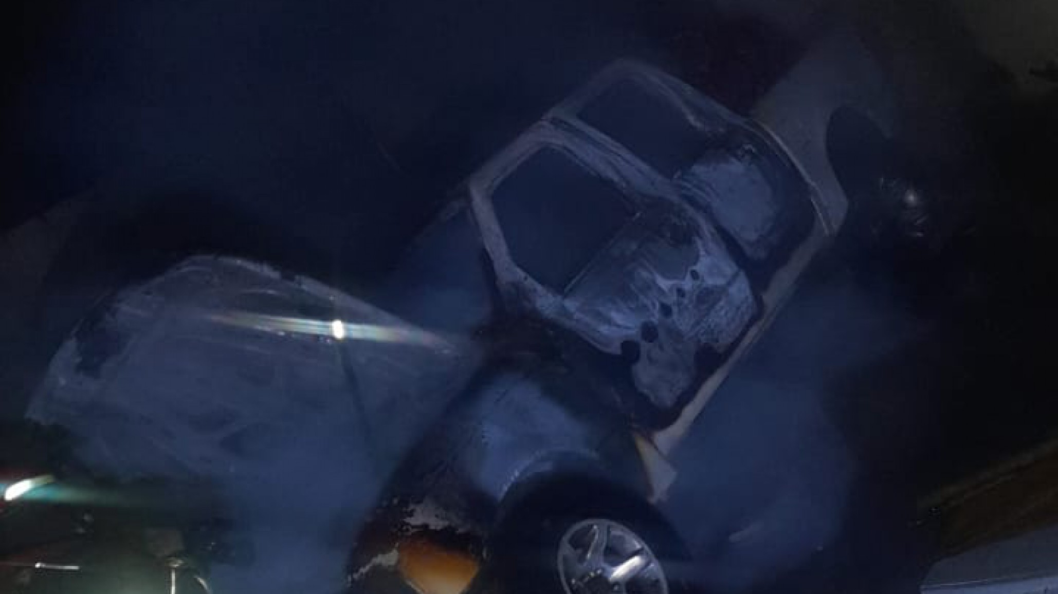 Incendio en Comodoro: se prendió fuego una camioneta en el patio de una casa