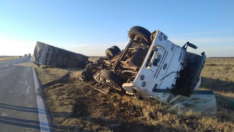 Un camionero perdió la estabilidad, volcó y murió en la Ruta 7