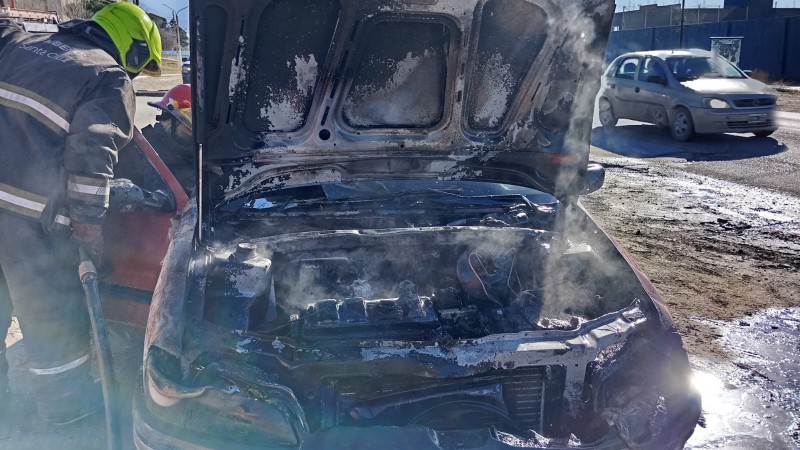 Un auto se prendió fuego cerca de una escuela secundaria en Caleta Olivia