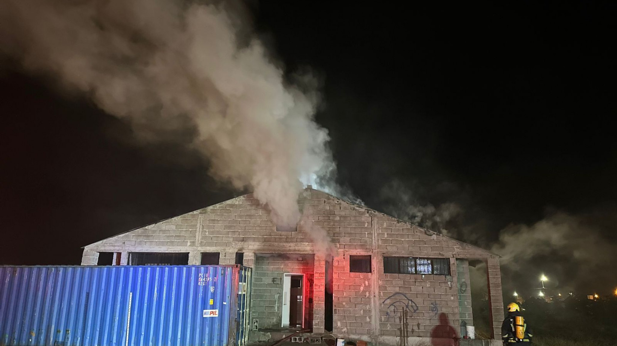 Incendio en depósito de SEROS: cinco dotaciones de bomberos trabajaron durante tres horas