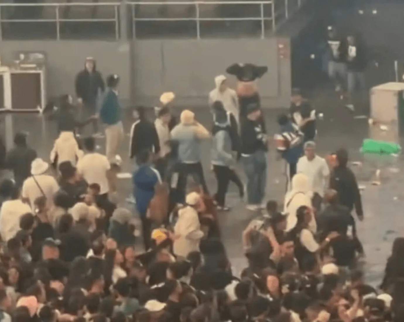 Suspendieron el recital de Damas Gratis en Colombia: batalla campal, disturbios y una persona muerta