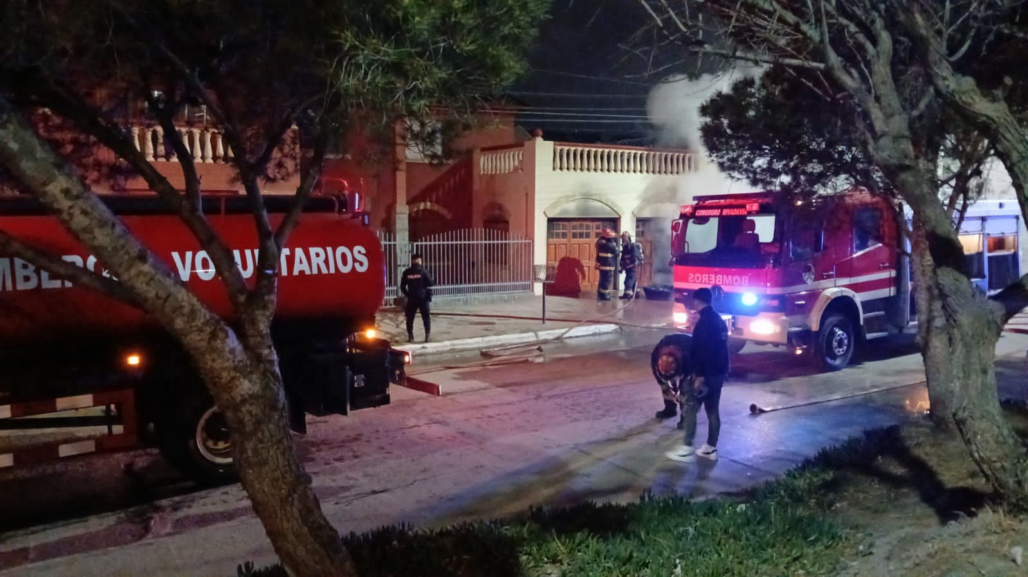 Incendio por un cortocircuito: Una familia quedó atrapada en el balcón y un vecino los ayudó