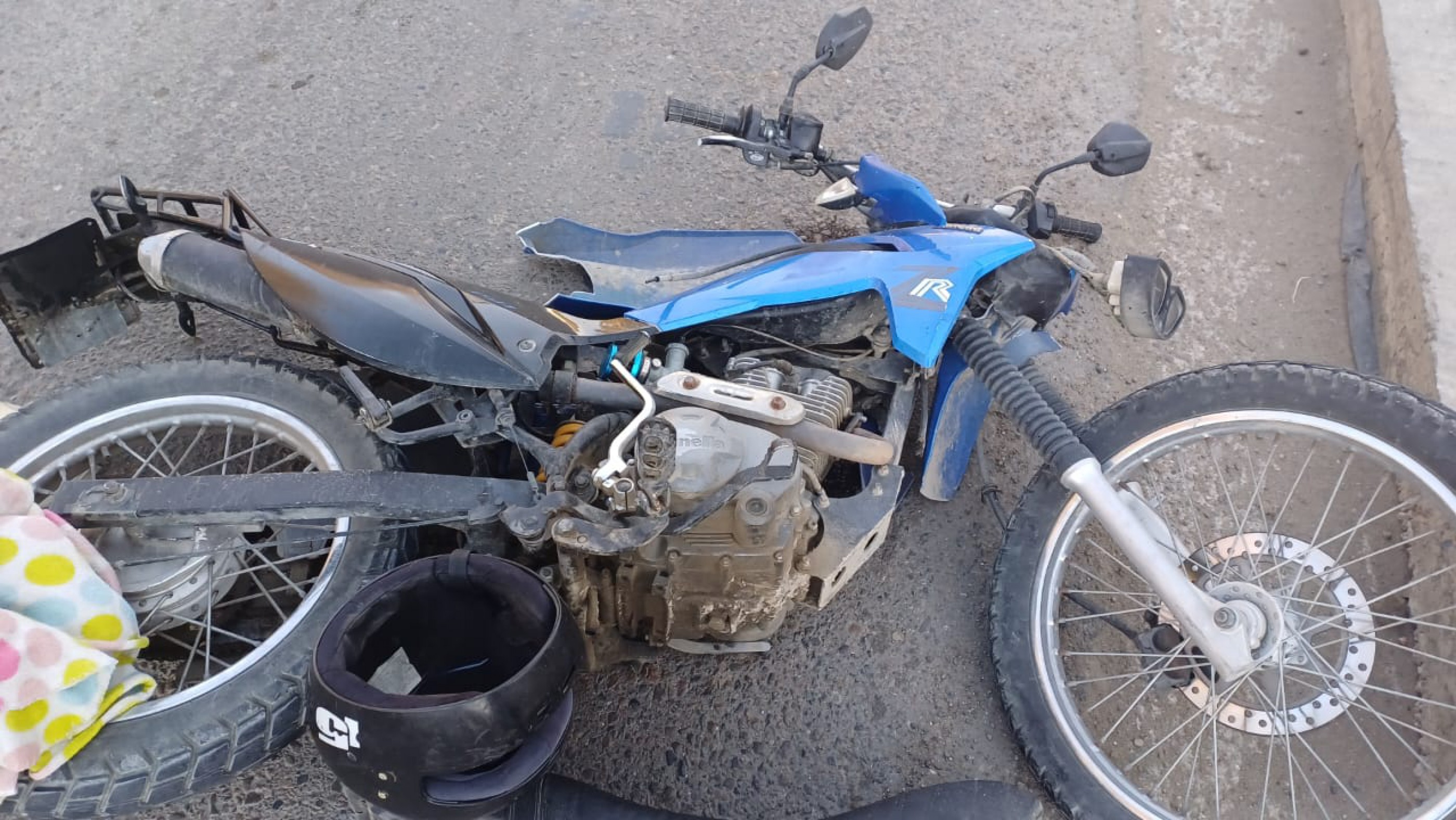 Un motociclista chocó contra una camioneta en Av. Libertador y fue trasladado al Hospital Regional