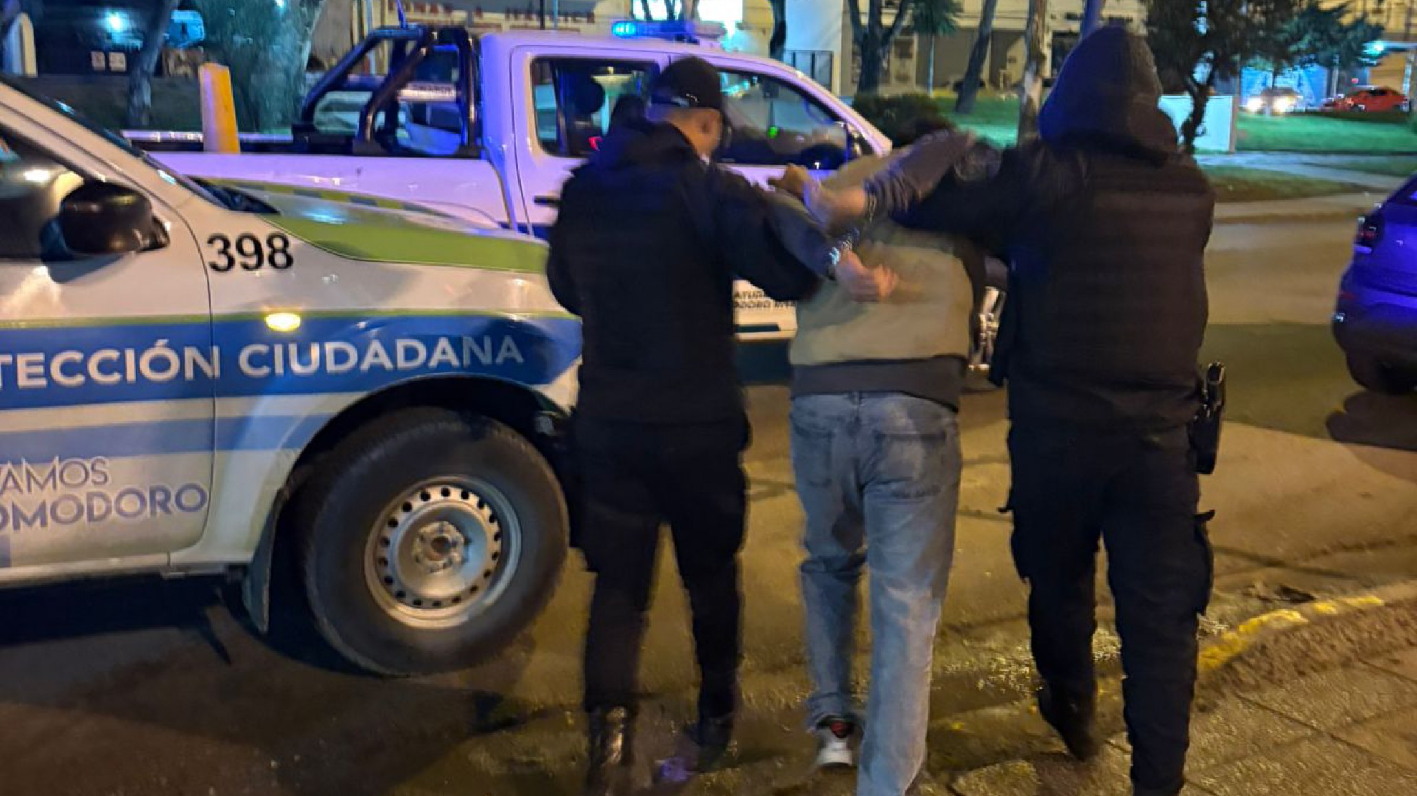 Un joven fue detenido a la salida del boliche por pegarle a un empleado policial