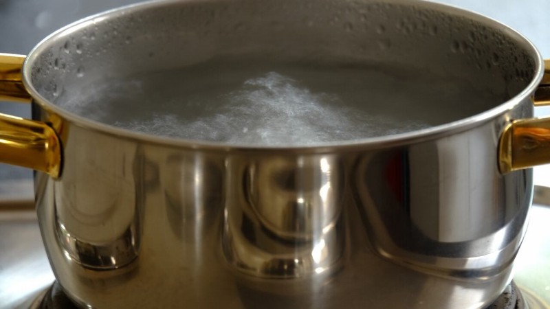 Un niño de 12 años quemó a su hermano de 9 con agua hirviendo por un desafío viral