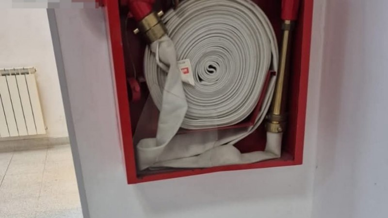 Un pasajero ebrio se negó a pagar el taxi, insultó a la policía y rompió vidrios en el hospital