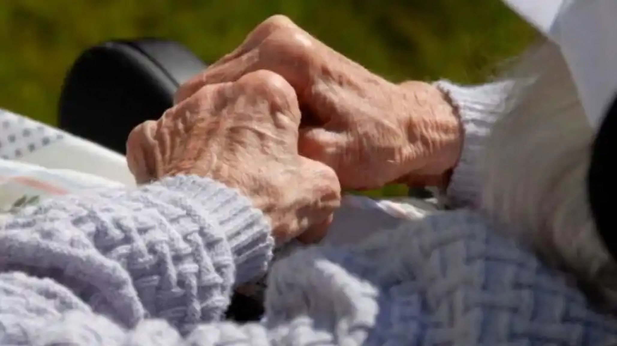 Caleta Olivia: una joven busca un alquiler para su abuela que sufre maltratos y "no quiere vivir más"