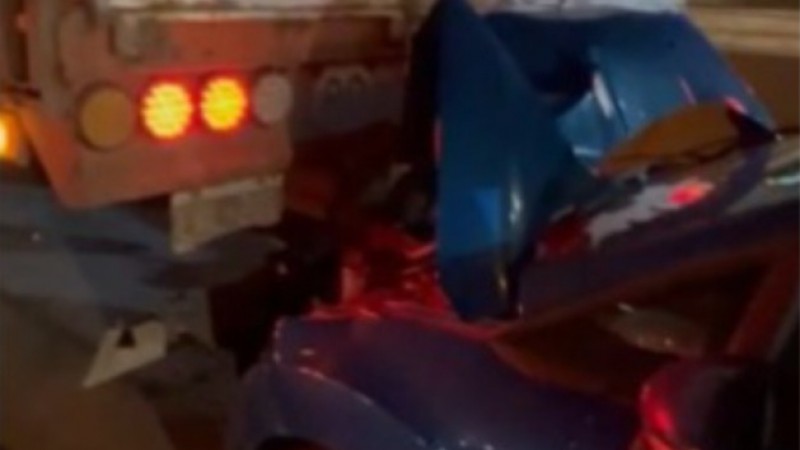 Milagro: un auto se incrustó debajo de un camión pero las ocupantes salieron ilesas