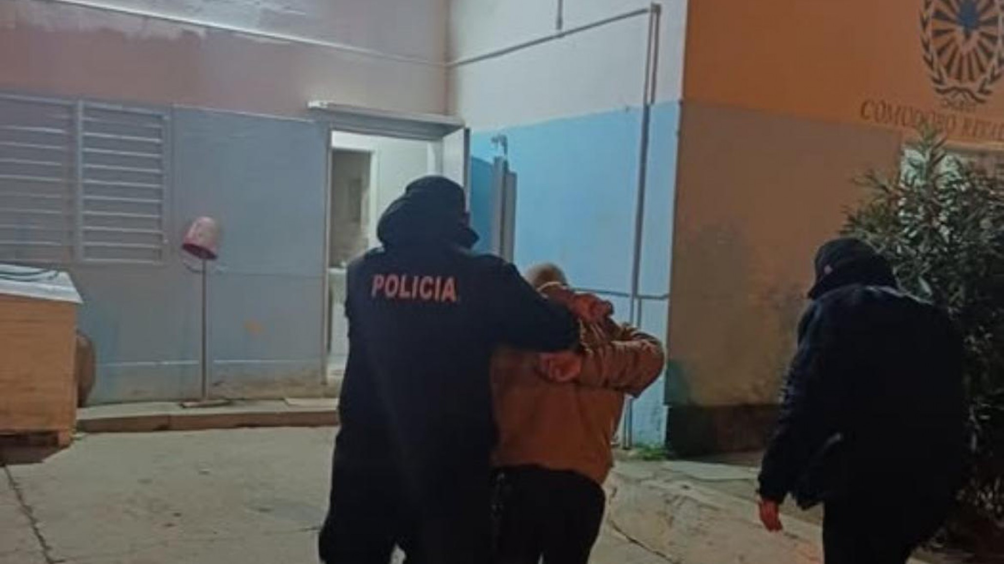 Un vecino sorprendió a un ladrón dentro de su casa y lo persiguió hasta detenerlo