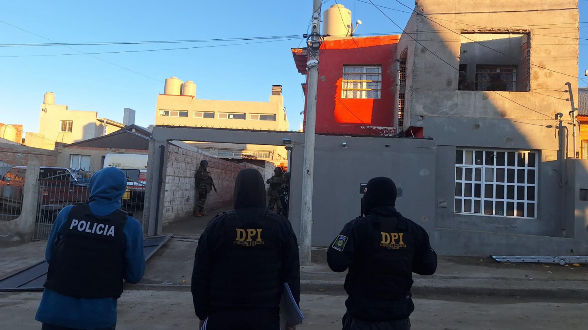 Allanamientos tras tiroteo en Comodoro: "La finalidad es secuestrar las armas, desarmar a estos grupos y evitar que estas situaciones se repitan"