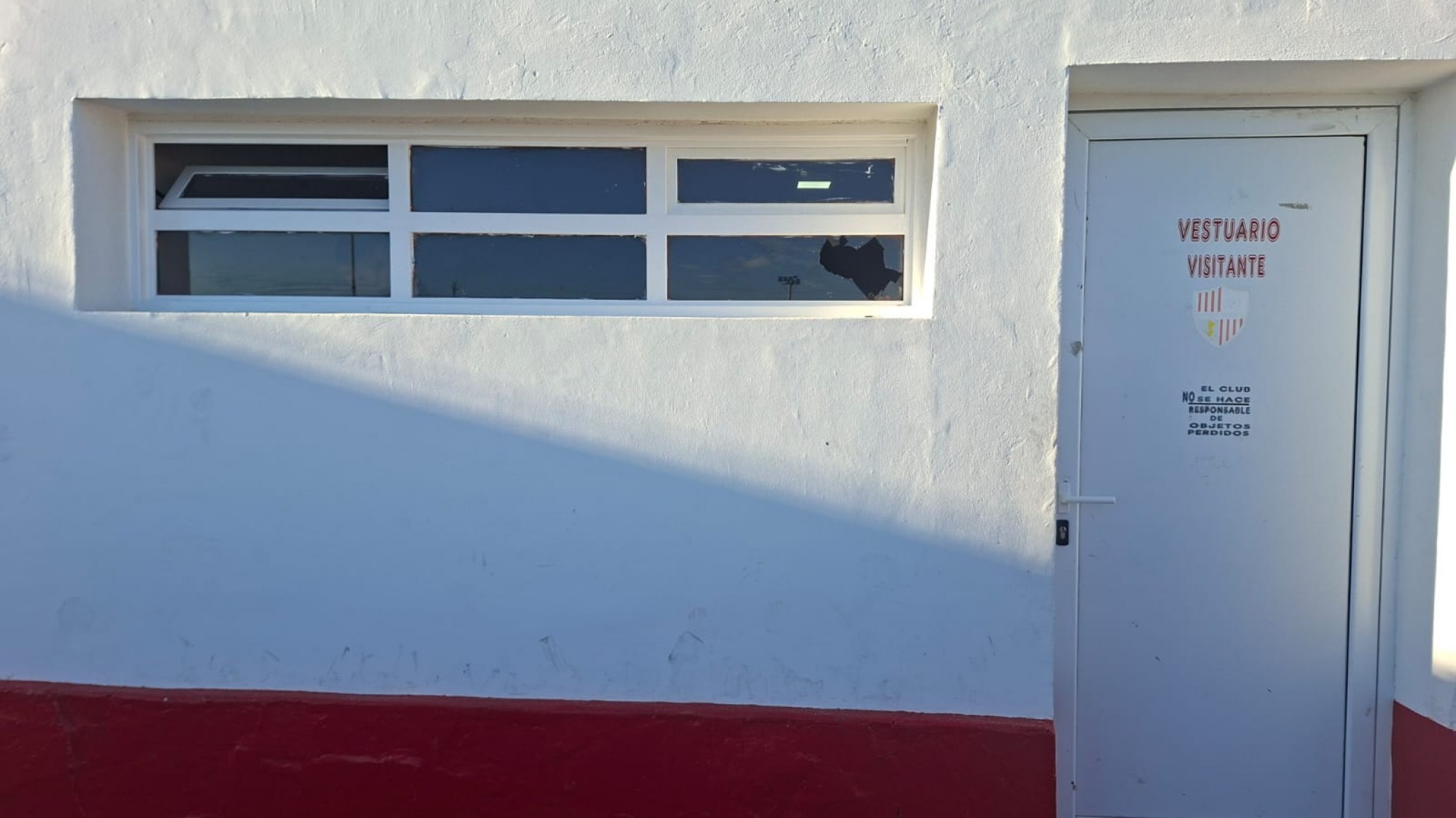 Caos en un cancha de fútbol en Comodoro: dos detenidos, destrozos y forcejeo con la policía