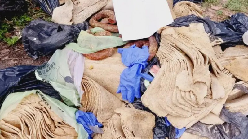 Escándalo en Monte Quemado: un hombre vendía milanesas y chorizos con papel higiénico