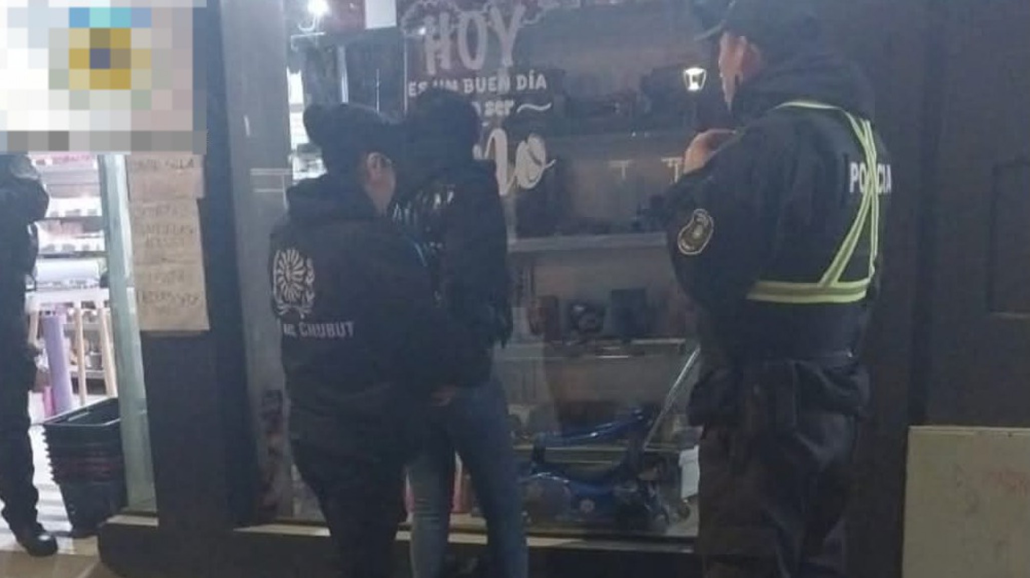 Una mujer distrajo a un vendedor mientras su cómplice robaba un celular: ambos fueron detenidos