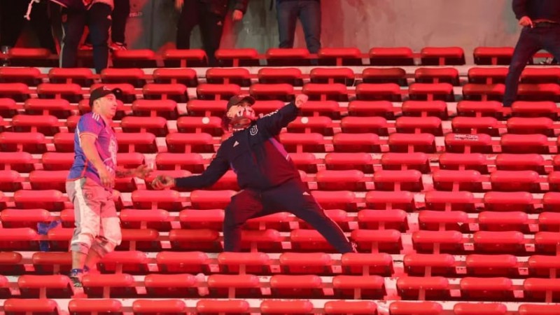 Caos en Avellaneda: Independiente - U. de Chile terminó en batalla campal