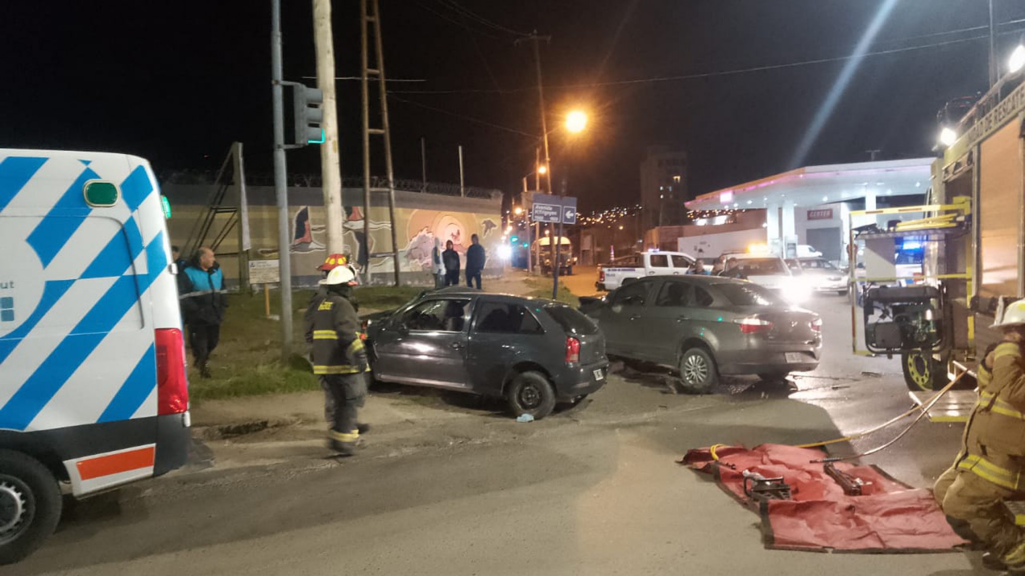 Fatal accidente en Comodoro: una joven perdió la vida y cinco personas permanecen hospitalizadas