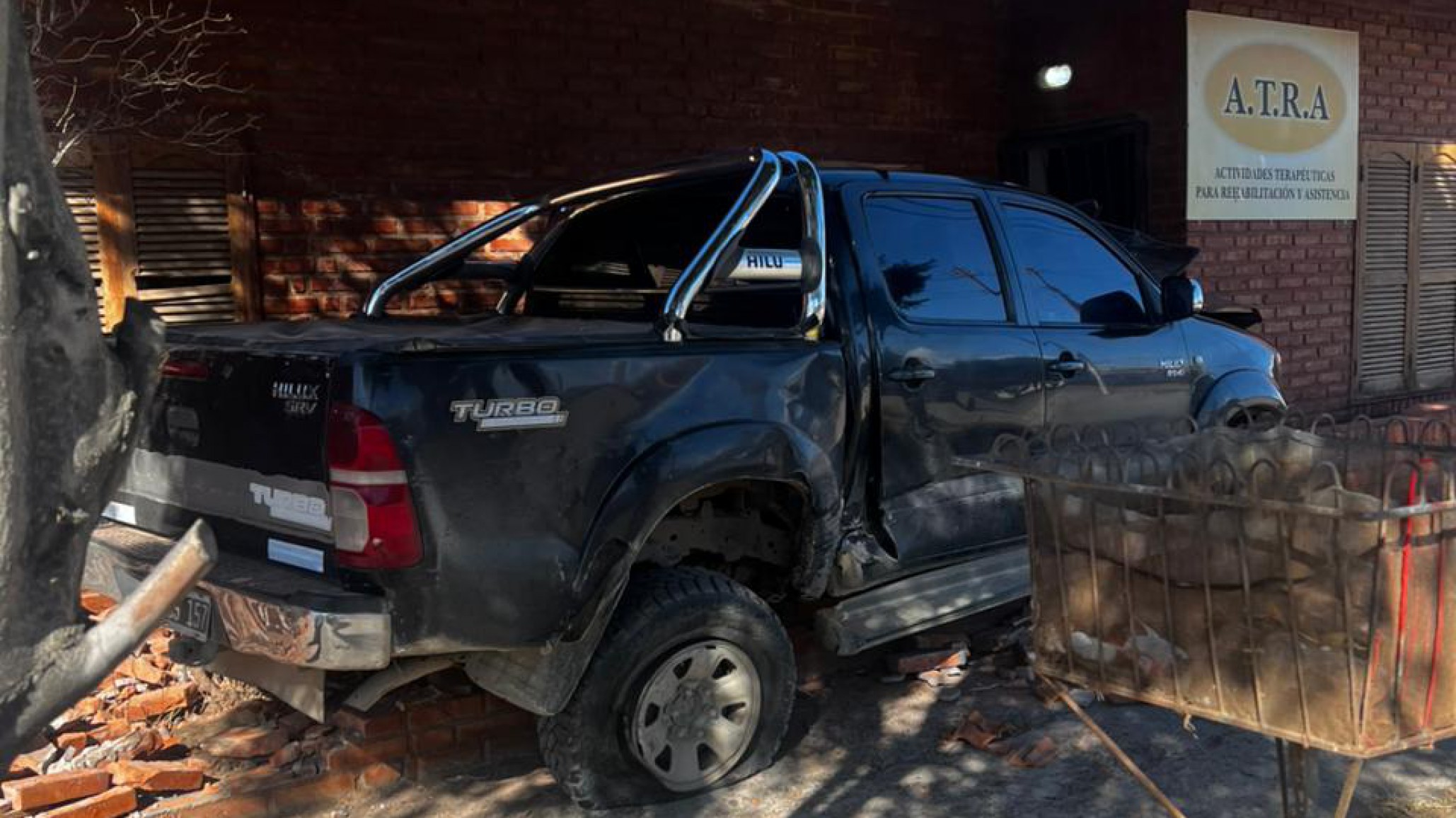 Una camioneta chocó contra una vivienda en Caleta Olivia