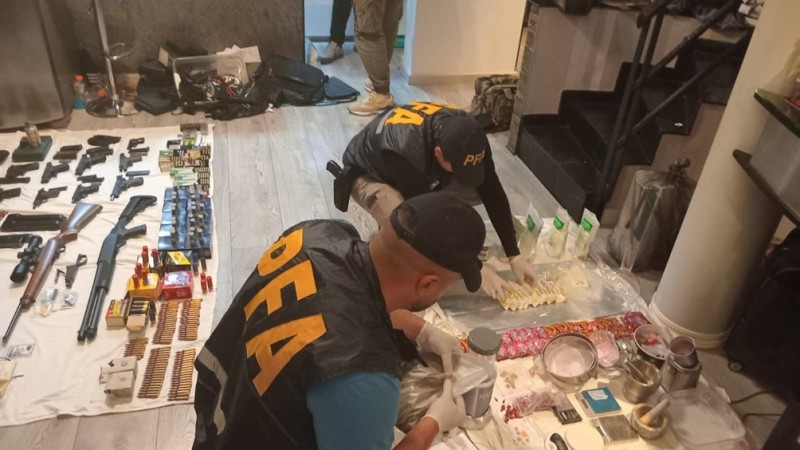 Un hombre de 40 producía y distribuía Tusi, Ketamina y éxtasis en boliches: incautaron armas y fusiles en su casa