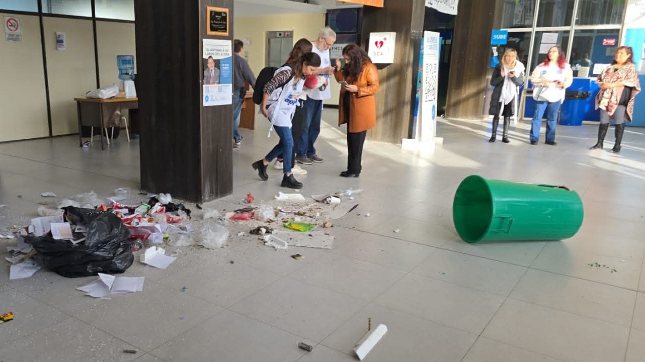 UNPSJB: se define la situación del estudiante que arrojó un tacho de basura en protesta