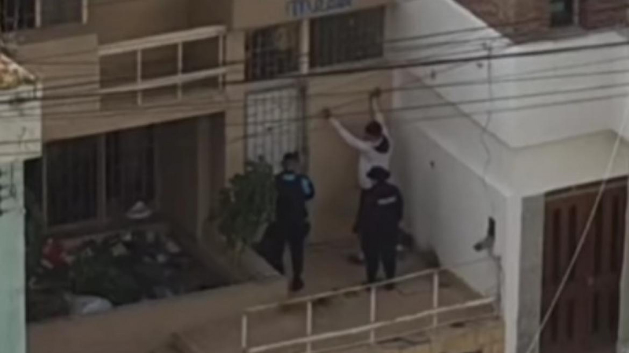 El "Hombre araña" comodorense: trepó un balcón para robar y terminó detenido