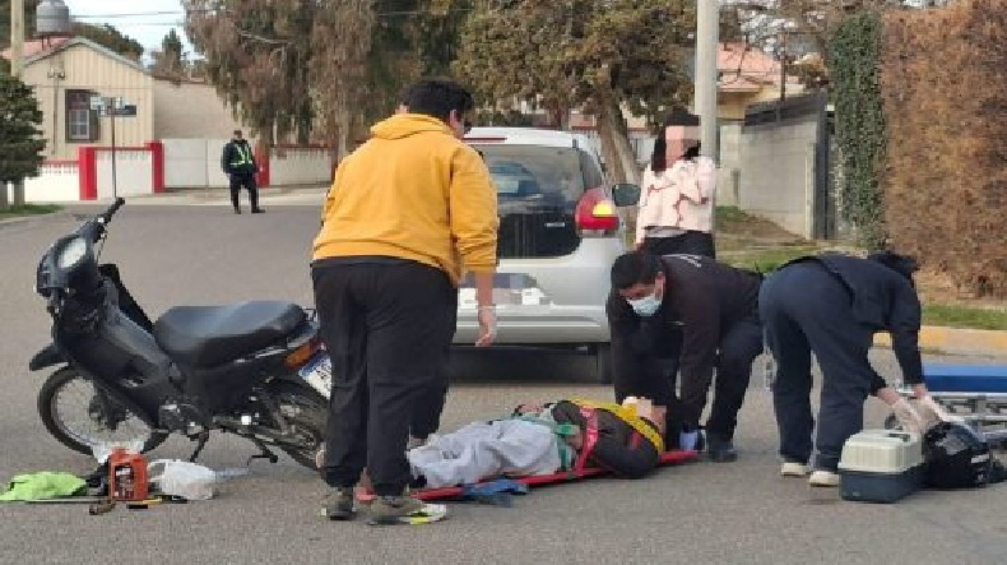 Comodoro: una motociclista sin licencia chocó contra un auto en el centro de la ciudad