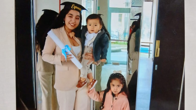 Cursó toda la carrera llevando a sus hijos y se recibió de enfermera: "Por suerte tenemos una Universidad pública y gratuita"