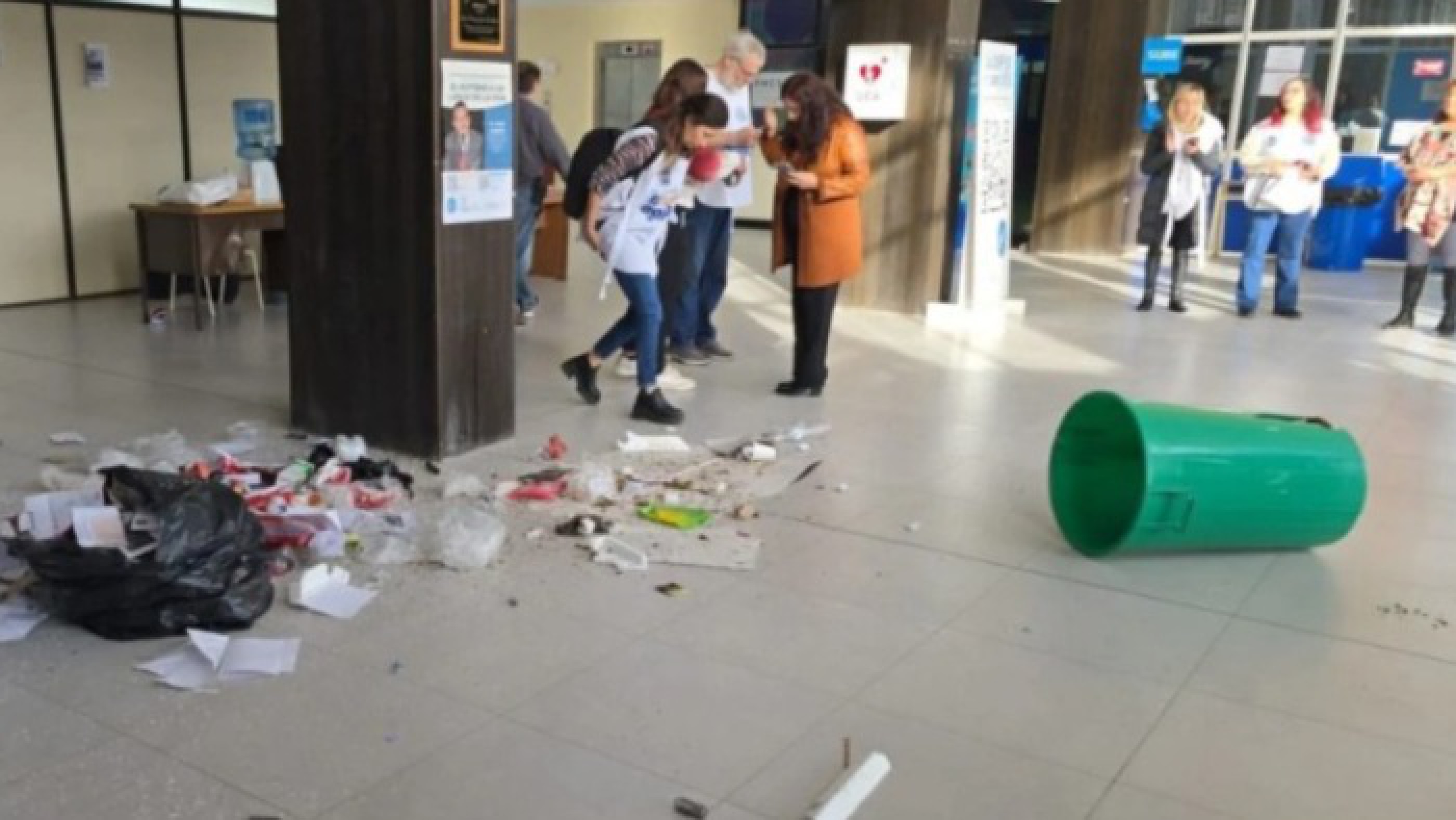 Se conoció la sanción al estudiante que arrojó un tacho de basura durante una protesta