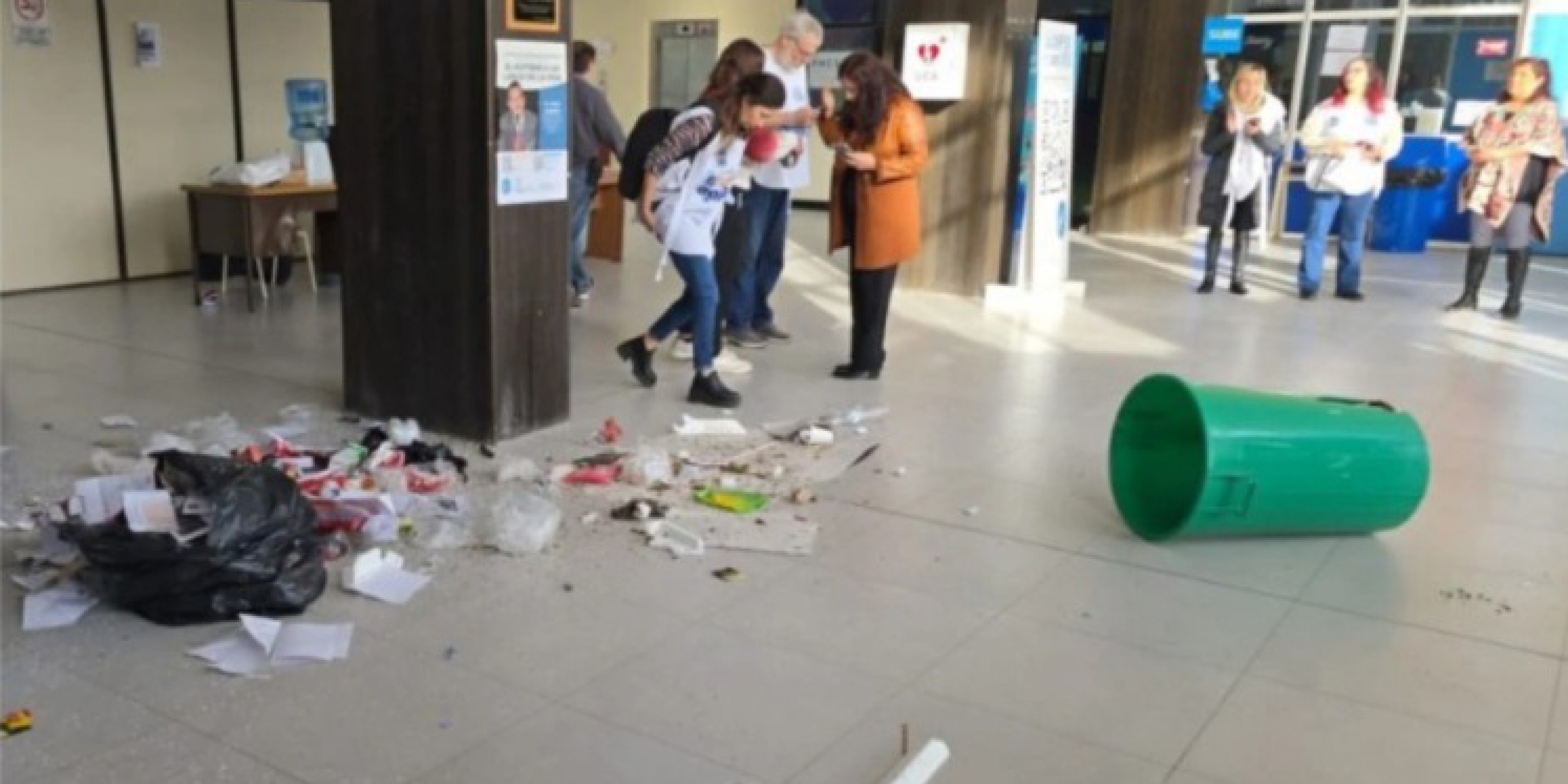 Se conoció la sanción al estudiante que arrojó un tacho de basura durante una protesta