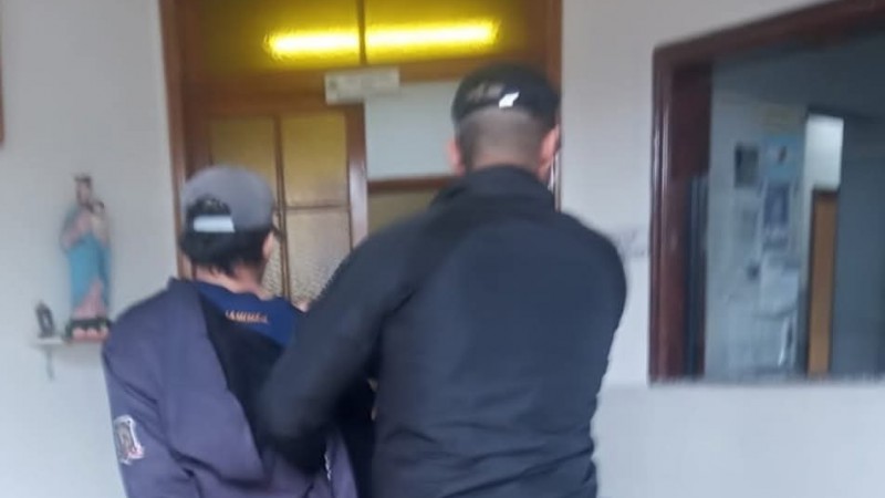 Un hombre intentó robar un jean en un local y fue retenido por los comerciantes