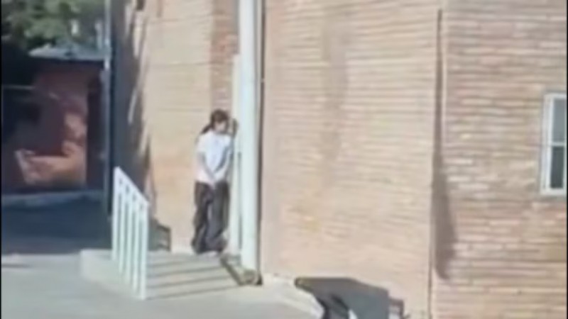 Una adolescente de 14 años se atrincheró con arma en escuela y disparó dos veces al aire