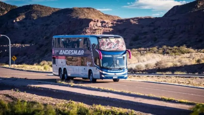 Un pasajero discutió con los choferes y lo abandonaron en la ruta