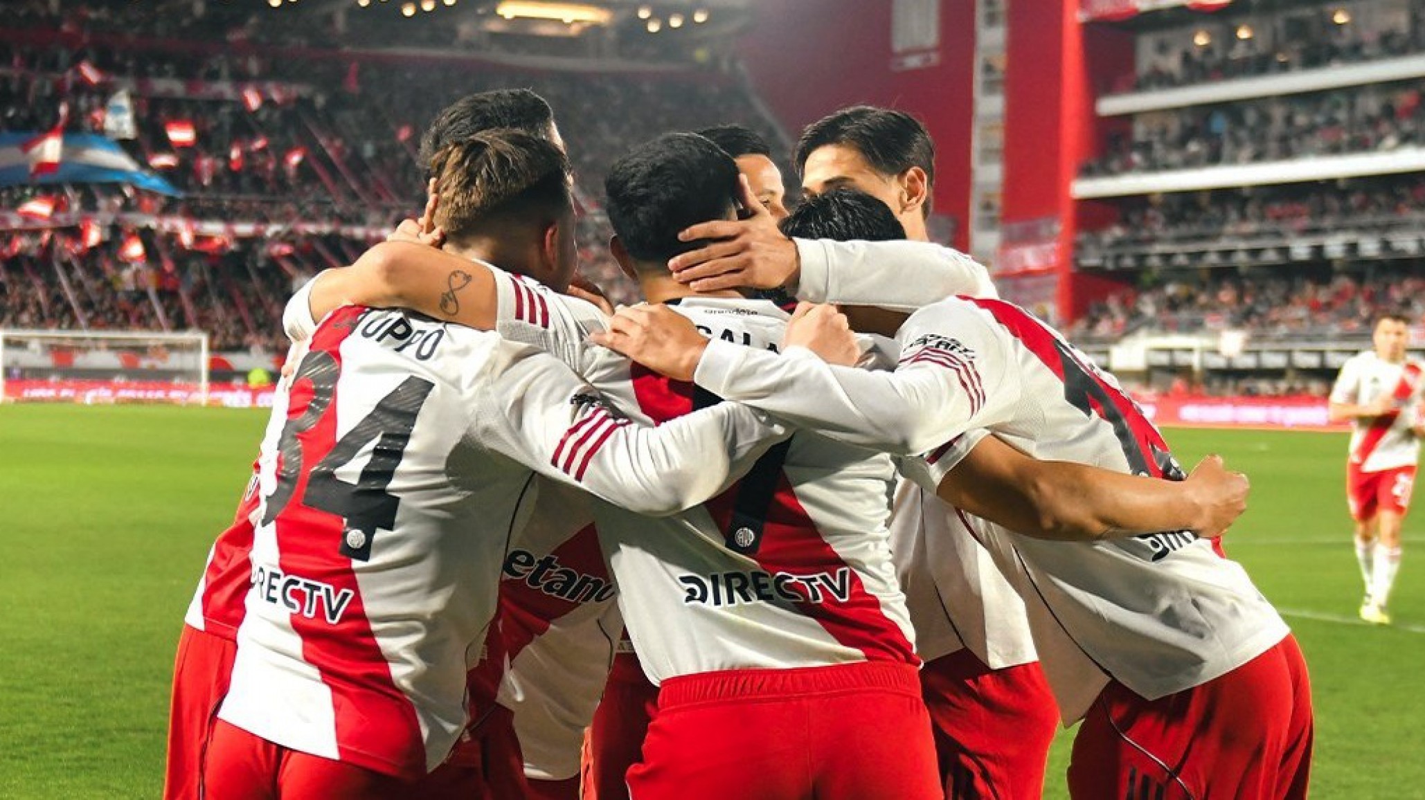 River le ganó 2-1 a Estudiantes y se subió a la cima del campeonato