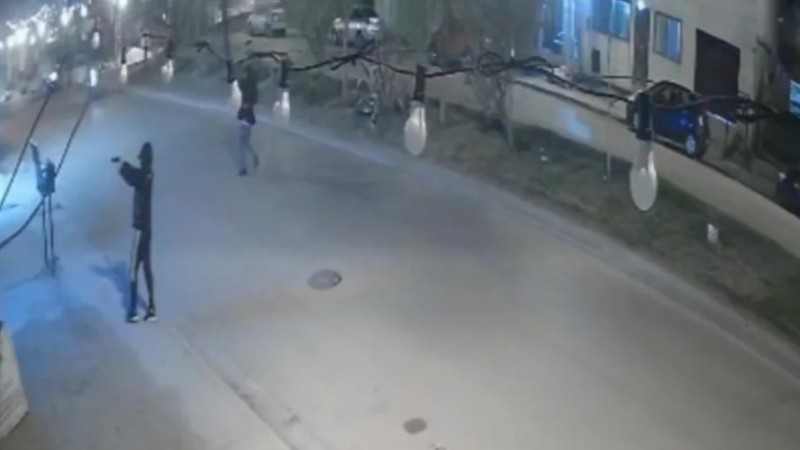 Balacera en barrio Moure: encapuchados atacaron a tiros una peluquería sobre avenida Roca